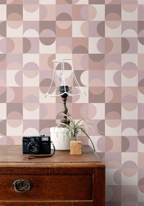 ESTAhome behang cirkels in Bauhaus stijl lichtpaars, roze en bruin - 50 x 900 cm - 131243 - vtwonen shop