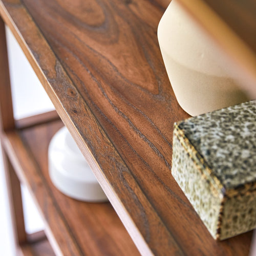 Tikamoon Boekenkast van massief iepenhout - Bruin - vtwonen shop