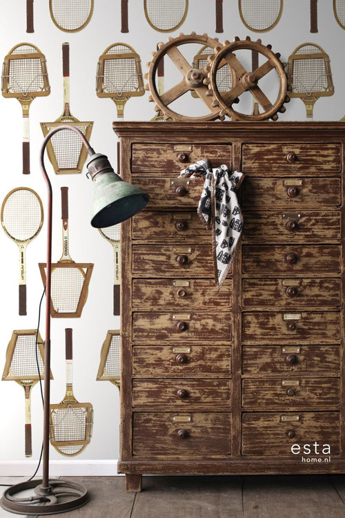 ESTAhome XXL behang vintage tennisrackets wit, bruin en beige - 50 x 900 cm - 158801 - vtwonen shop