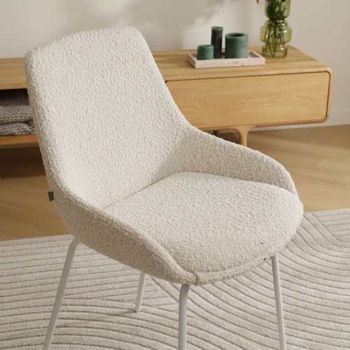 Nolon Nora-Isa Eetkamerstoel Bouclé Beige - Stof - Wit Onderstel - vtwonen shop