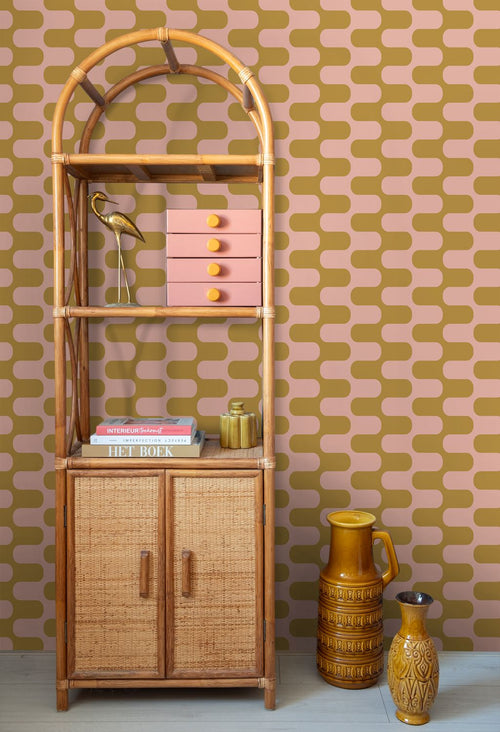 ESTAhome behang golvende lijnen okergeel en roze - 50 x 900 cm - 132145