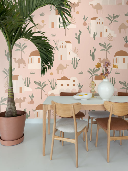 ESTAhome fotobehang kamelen en cactussen zacht roze, terracotta en groen - 200 x 279 cm - 159295 - vtwonen shop