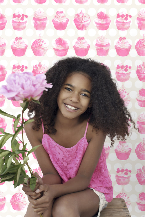 ESTAhome behang cupcakes op glanzende stip roze - 53 cm x 10.05 m - 138723