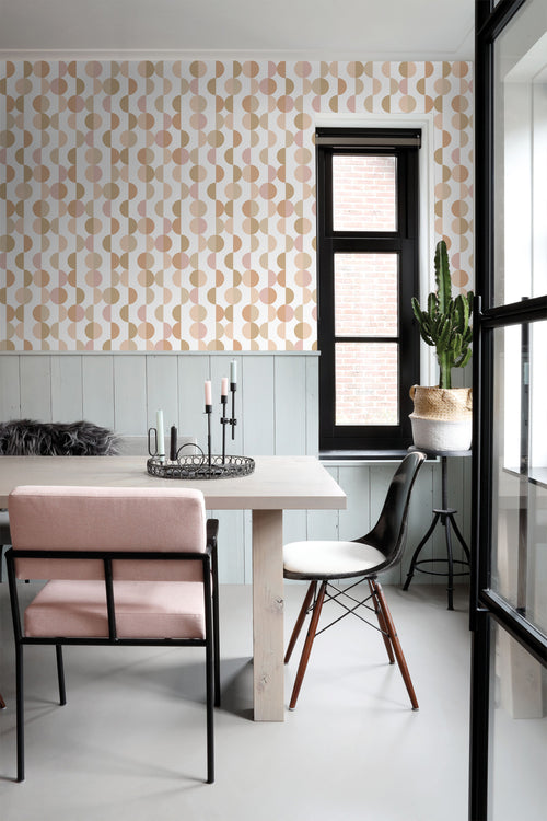 ESTAhome behang grafisch motief terracotta, roze en beige - 50 x 900 cm - 139621 - vtwonen shop