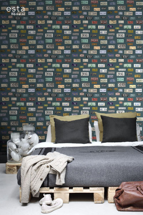 ESTAhome XXL behang vintage license plates petrolblauw - 50 x 900 cm - 158502 - vtwonen shop