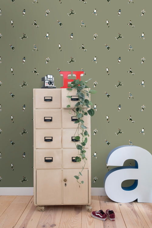 ESTAhome behang voetbalspelers olijfgroen - 50 x 900 cm - 131277 - vtwonen shop