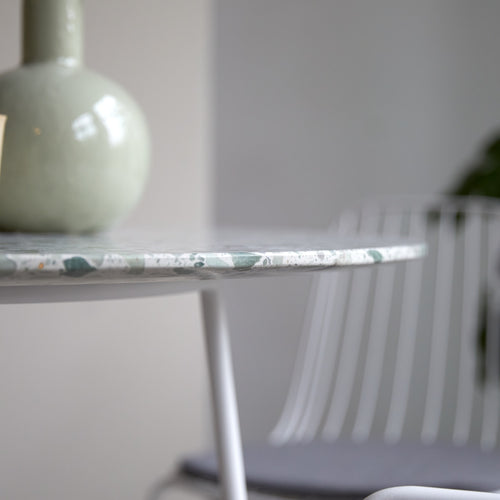 Tikamoon Ronde tafel van groen premium terrazzo en metaal voor 4 personen - Groen - vtwonen shop