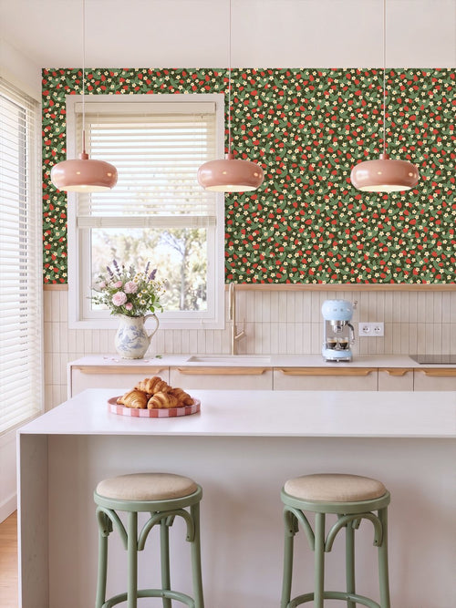 ESTAhome behang aardbeien groen en rood - 50 x 900 cm - 132168