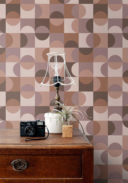 ESTAhome behang cirkels in Bauhaus stijl bruin en mauve paars - 50 x 900 cm - 131241 - vtwonen shop
