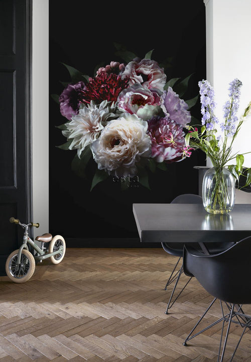 ESTAhome fotobehang bloemstilleven multicolor op zwart - 200 x 279 cm - 158944 - vtwonen shop