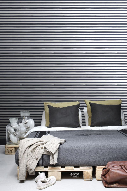 ESTAhome behang geschilderde strepen donkerblauw en wit - 53 cm x 10.05 m - 138970