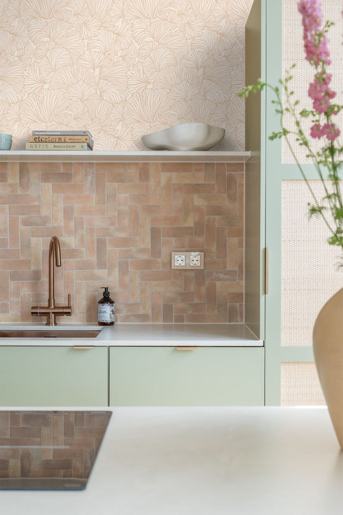 ESTAhome behang ginkgo bladeren zand beige en licht terracotta - 53 cm x 10.05 m - 139488