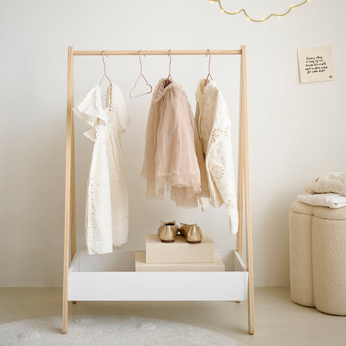 Petite Amélie Hölzernes Kleiderregal Cerise 98,50 cm - Weiß - vtwonen shop