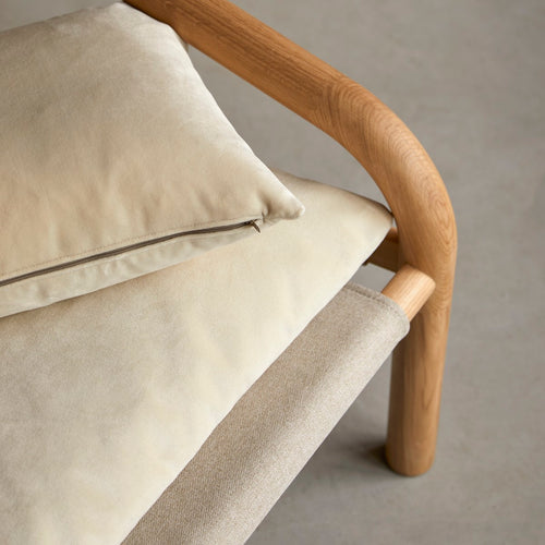 Tikamoon Fauteuil van licht massief eikenhout en crèmekleurig fluweel - Beige - vtwonen shop