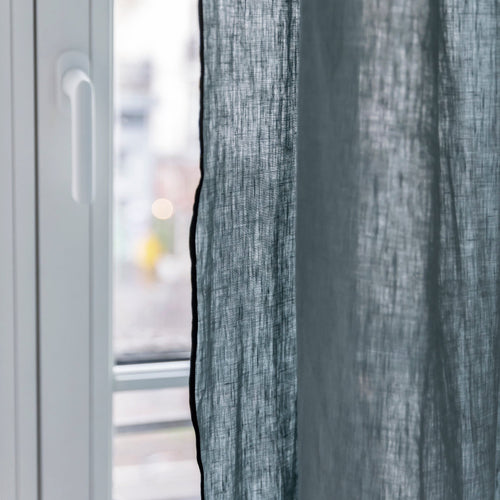 Madura Gordijn Carlina groen van grijze en zwarte hommel 150x350 cm