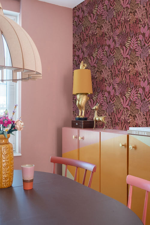 ESTAhome behang tropische bladeren en bloemen aubergine paars en roze - 50 x 900 cm - 131664