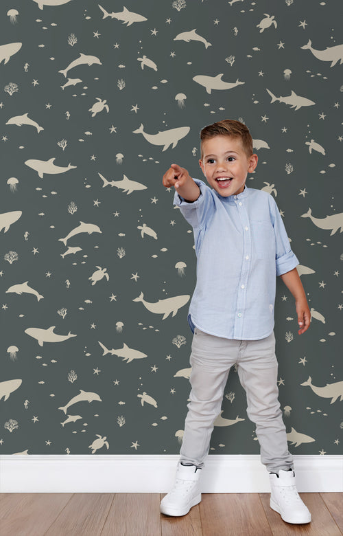 ESTAhome behang onderwaterwereld vergrijsd donker blauw - 50 x 900 cm - 131473 - vtwonen shop