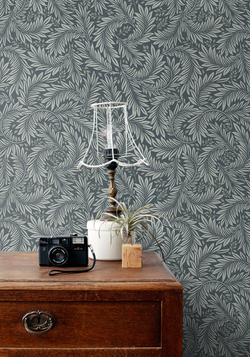 ESTAhome behang bladeren vergrijsd blauw - 50 x 900 cm - 131146 - vtwonen shop