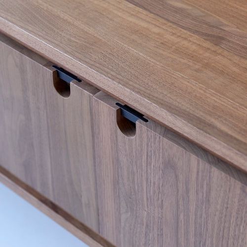 Tikamoon Massief notenhouten tv-meubel 140 cm - Donkerbruin - vtwonen shop