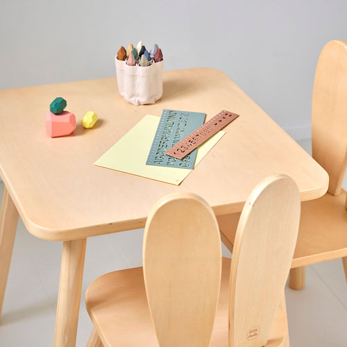 Petite Amélie Kindertafel met 2 stoeltjes Konijn – Naturel – Massief houten poten – Kindvriendelijke afwerking - vtwonen shop