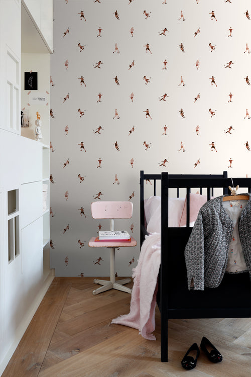 ESTAhome behang voetbalspeelsters wit en terracotta roze - 50 x 900 cm - 131283 - vtwonen shop