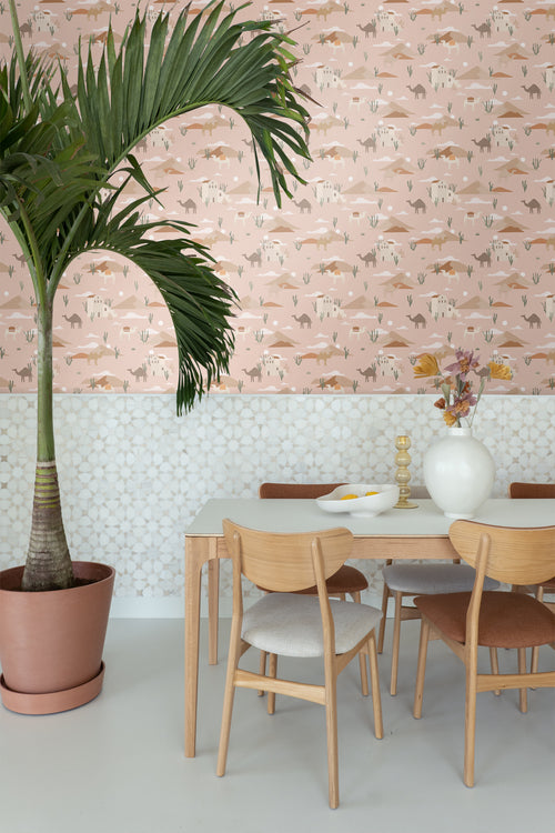 ESTAhome behang kamelen en cactussen terracotta roze - 50 x 900 cm - 139703 - vtwonen shop