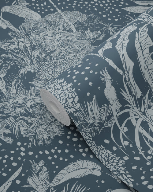 ESTAhome behang tropische bladeren vergrijsd blauw - 50 x 900 cm - 139892 - vtwonen shop