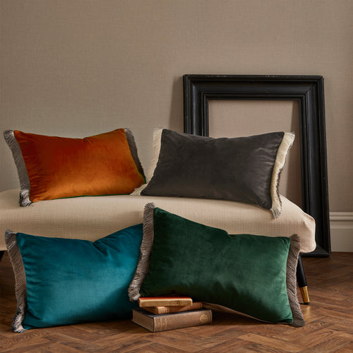 Graham & Brown Sierkussen met ritssluiting Franje Glanzend - Chocolate 40x60cm - vtwonen shop