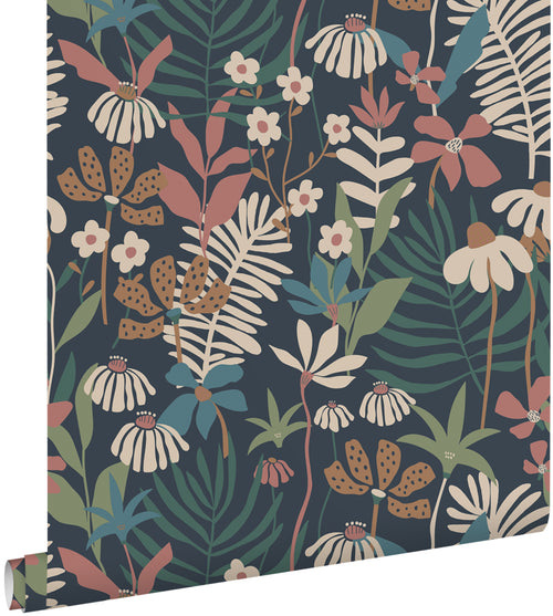 ESTAhome behang tropische bladeren en bloemen donkerblauw en meerkleurig - 50 x 900 cm - 130999 - vtwonen shop