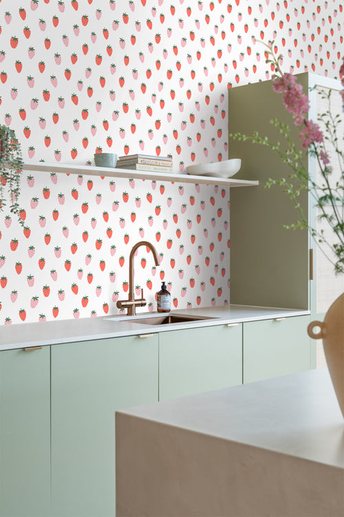 ESTAhome behang aardbeien wit en roze - 50 x 900 cm - 131650 - vtwonen shop