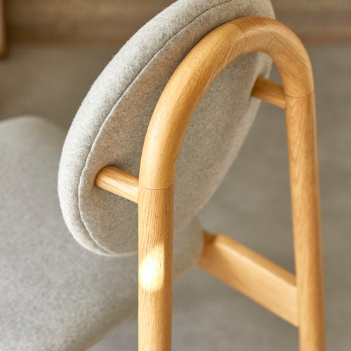 Tikamoon Stoel in massief eikenhout en grijze wollen stof - Grijs