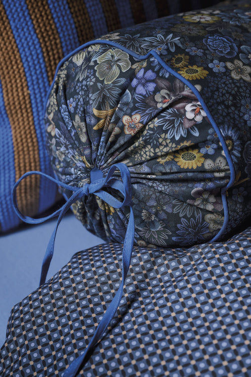 Pip Studio  tutti i fiori roll cushion - 22 x 70 cm - Donkerblauw - vtwonen shop