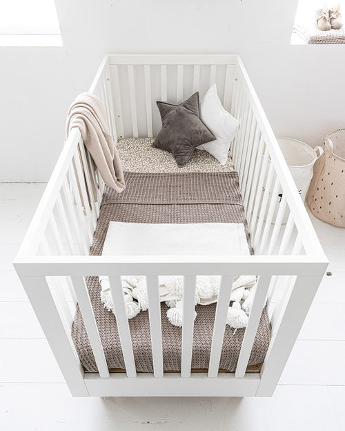 Petite Amélie ® Ledikant - Babybed wit 70x140 cm - meegroeibed 0 - 6 jaar - groeid met je kind mee - vtwonen shop