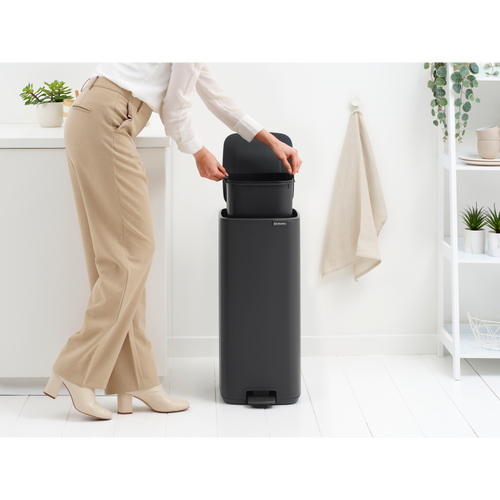 Brabantia Bo Pedaalemmer, 30 liter, stil sluitend, kunststof binnenemmer - Mineral Infinite Grey