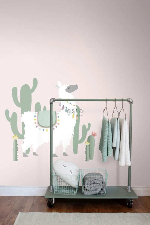 ESTAhome fotobehang alpaca zacht roze en groen - 150 x 279 cm - 158926 - vtwonen shop