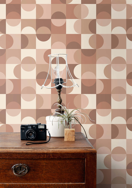 ESTAhome behang cirkels in Bauhaus stijl beige, bruin en licht roze - 50 x 900 cm - 131242 - vtwonen shop