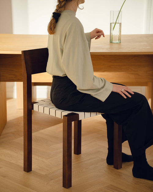 noo.ma Toli Chair - minimalistische eetkamerstoel, massief eiken, jute zitting