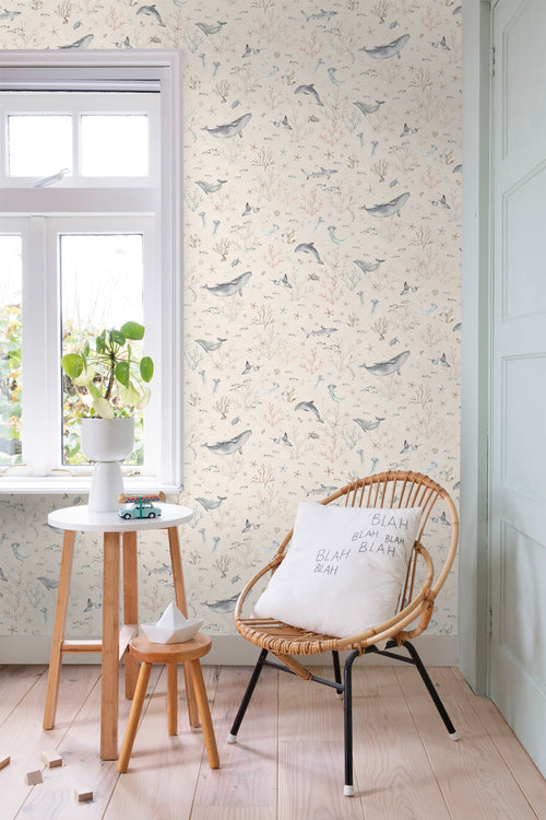 ESTAhome behang onderwaterwereld lichtbeige en vergrijsd blauw - 50 x 900 cm - 131260 - vtwonen shop