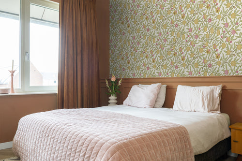 ESTAhome behang exotisch fruit en bladeren groen, roze en okergeel - 50 x 900 cm - 131169 - vtwonen shop