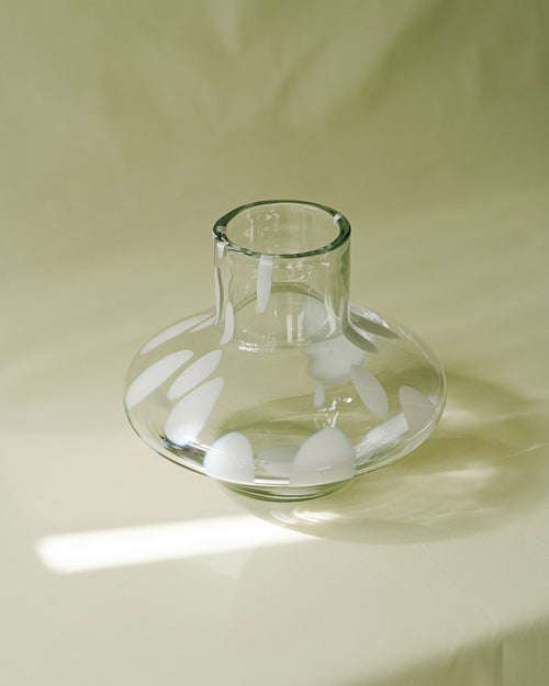 noo.ma Glom glazen vaas - handgeblazen zwart-wit stippen, rond, 33,5 x 33,5 x 30 cm
