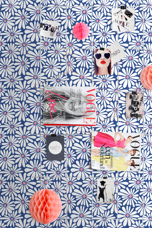 ESTAhome behang madeliefjes blauw en roze - 50 x 900 cm - 131150 - vtwonen shop