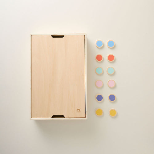 Petite Amélie Houten Sensorisch Speelbak - Met Deksel - Incl. Geheugen en Kleursorteerspel met 12 Gekleurde Houten Schijven – Meerkleurig - vtwonen shop