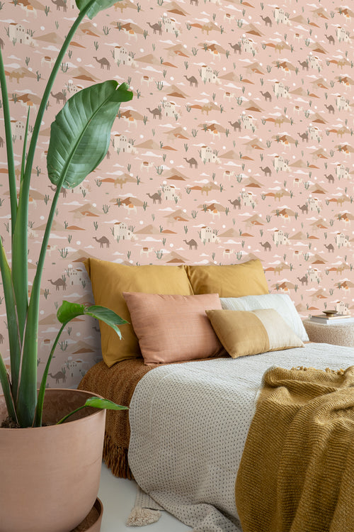 ESTAhome behang kamelen en cactussen terracotta roze - 50 x 900 cm - 139703 - vtwonen shop