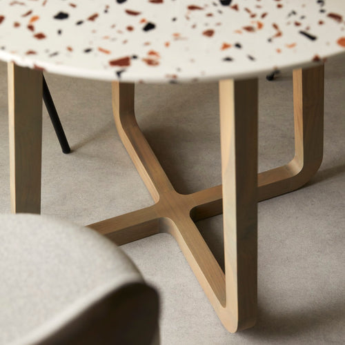 Tikamoon Ronde tafel van premium terrazzo en massief acaciahout voor 4 personen - Bruin - vtwonen shop