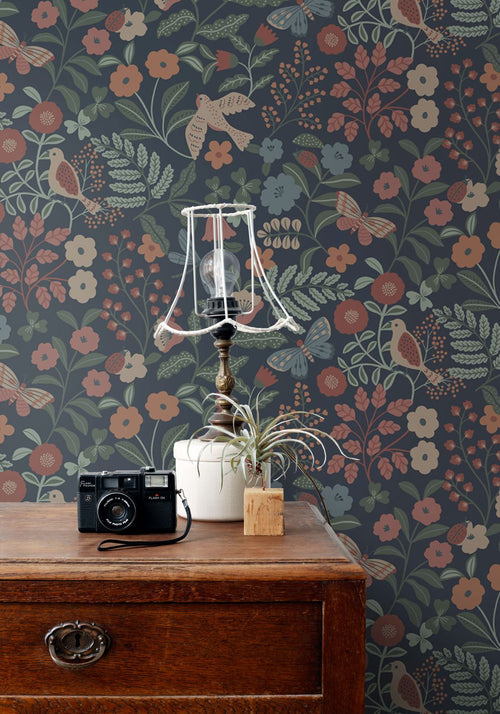 ESTAhome behang bloemen en vogels donkerblauw, roze en groen - 53 cm x 10.05 m - 139870