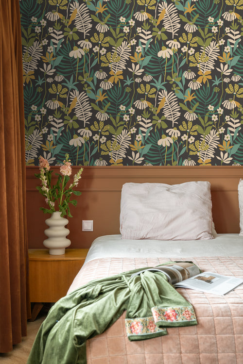 ESTAhome behang tropische bladeren en bloemen groen en meerkleurig - 50 x 900 cm - 131000 - vtwonen shop