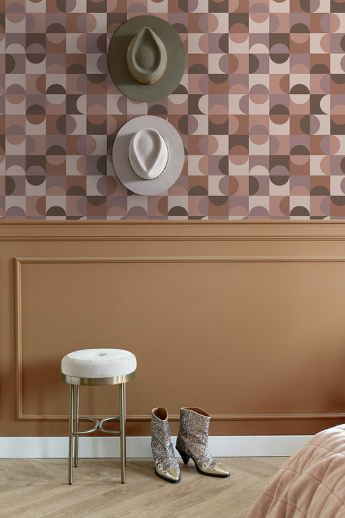 ESTAhome behang cirkels in Bauhaus stijl bruin en mauve paars - 50 x 900 cm - 131241 - vtwonen shop