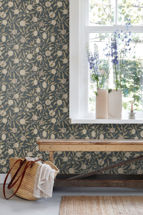 ESTAhome behang exotisch fruit en bladeren donkerblauw en taupe - 50 x 900 cm - 131173 - vtwonen shop