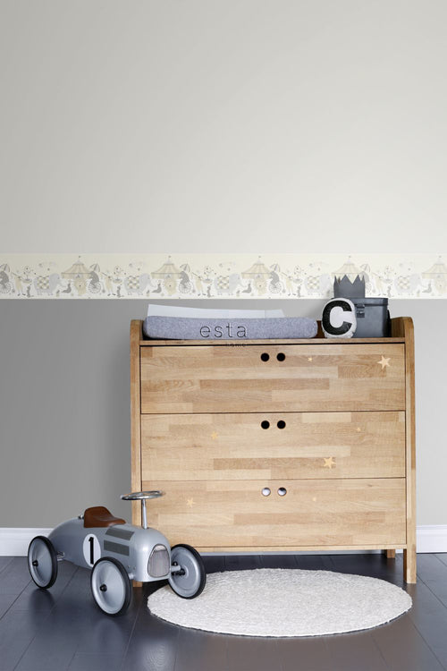 ESTAhome behangrand circus figuren lichtgrijs, beige en glanzend wit - 500 x 26.5 cm - 178703