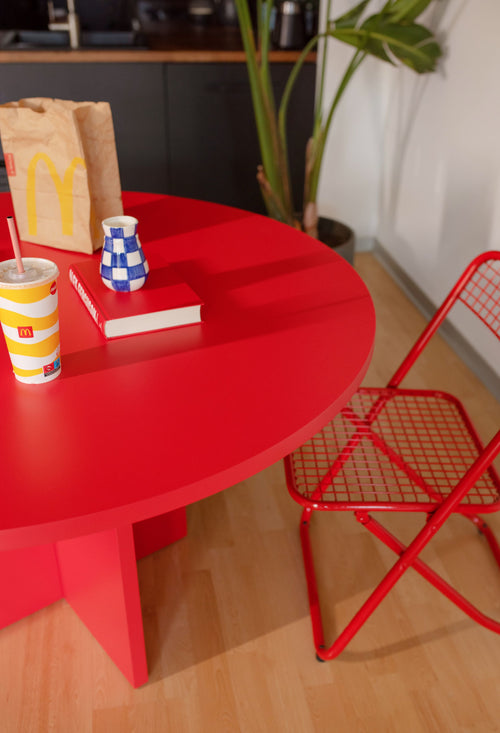 Really Nice Things  - eettafel Mathilda - MDF -rond - 120cm - rood - vtwonen shop